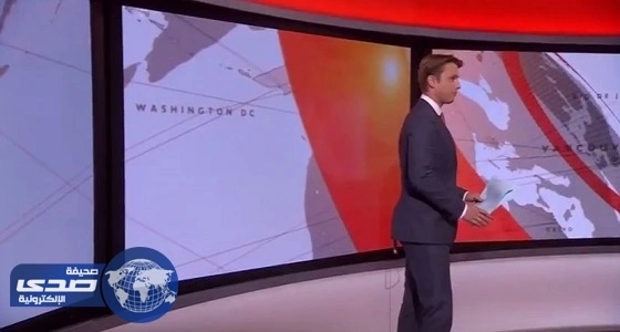 بالفيديو..مغردون يسخرون من مذيع " بي بي سي " فقد الكاميرا
