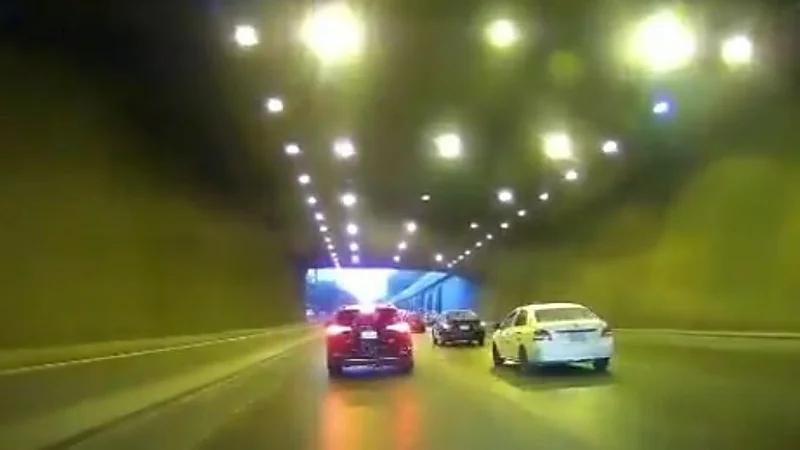 شاهد.. متهور يسير بسرعة عالية ويراوغ بين المركبات في الرياض 