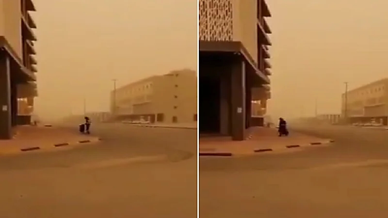 بالفيديو.. عامل نظافة يقوم بعمله في عنيزة رغم سوء الأحوال الجوية