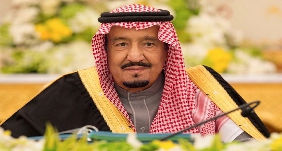 لوحة إنجازات خادم الحرمين تحظى بإعجاب زوار معرض جدة للكتاب