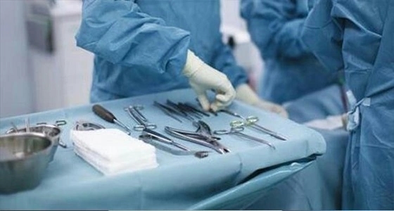 فريق جراحي بمستشفى الأنصار بالمدينة ينقذ مريضة من سرطان المستقيم