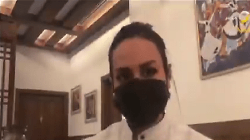 أول نادلة سعودية تروي تجربتها بالعمل في أحد المطاعم "فيديو"