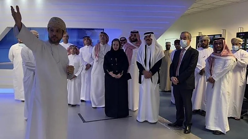 الوفد الإعلامي المرافق لسمو ولي العهد يزور وزارة الإعلام العُمانية