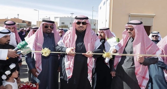 بالصور.. مشجعة هلالية تدرس الكيمياء داخل المدرجات