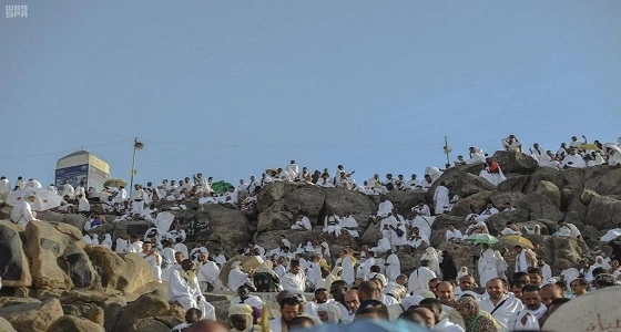بالصور..  جموع حجاج بيت الله الحرام تستقر على صعيد عرفات الطاهر