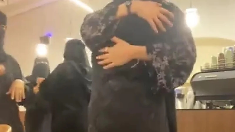 فتاة تحتفل بقبولها في الجامعة بمفردها فتتفاجأ بمشاركة الجميع فرحتها.. فيديو