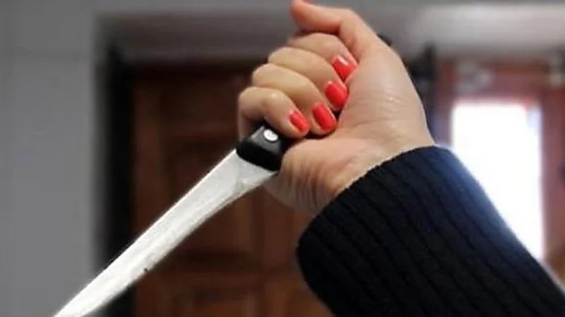 فتاة تعتدي على زوجها بمساعدة أقاربها بـ 80 طعنة