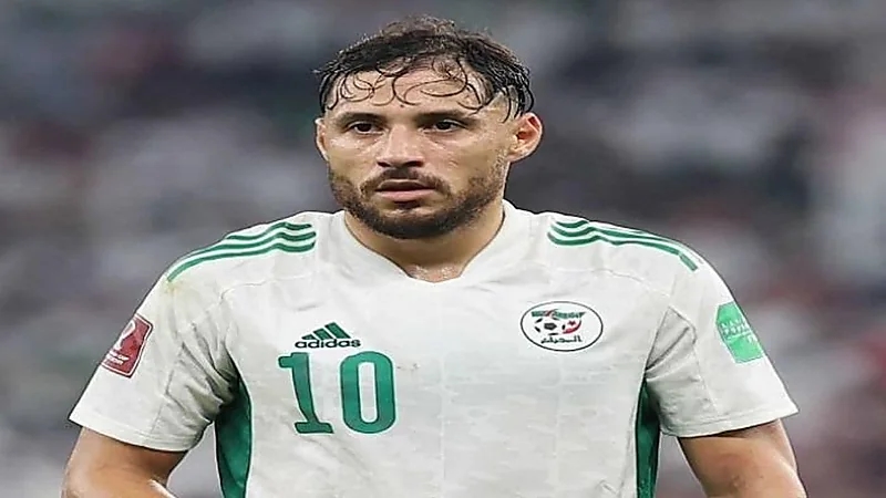 بالصور.. فتاة تحتفل بعيد الأضحى بأكل قطعة لحم نيئة في الشارع