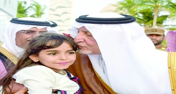 طفلة تستوقف الأمير خالد الفيصل وتعطيه " وردة "