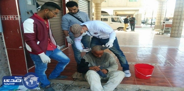 بالفيديو.. خمسيني يتحول من متشرد الى شاب أنيق يجذب الفتيات