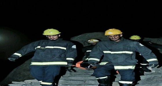 إنزال جثمان متوفي من قمة جبل ثور