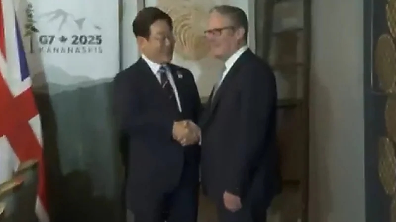 موقف محرج لرئيس وزراء بريطانيا مع مترجم ورئيس كوريا الجنوبية.. فيديو