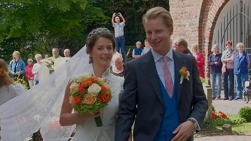 زفاف ملكي في ألمانيا: الكونتيسة فيونا تتألق بتاج العائلة في قصر راستيدي .. صور