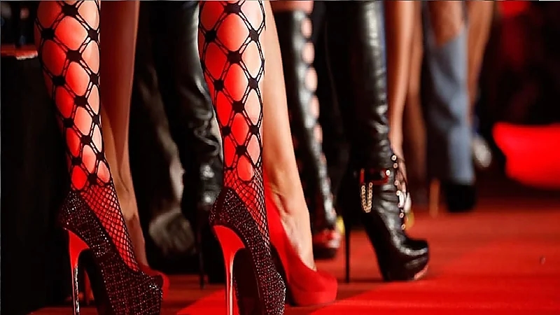 كشف شبكة دعارة رقمية