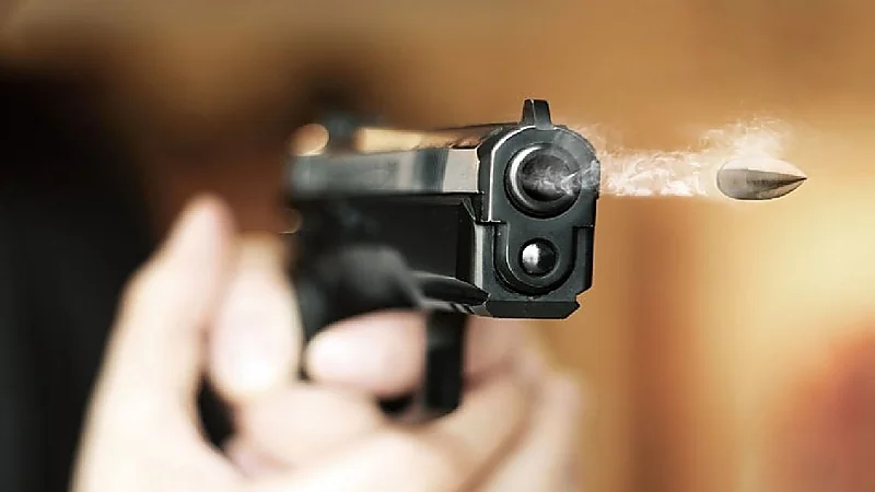 زوج يقتل زوجته وخالها ويصيب آخرين في جلسة صلح