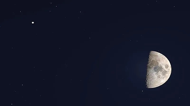 اليوم.. اقتران القمر الأحدب بكوكب زحل في سماء المملكة