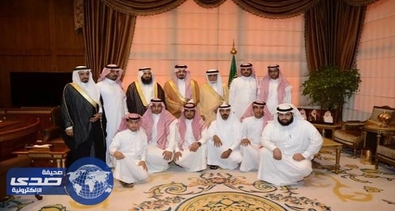 بالصور.. أمير عسير يستقبل أسرة عفت عن قاتل أخيهم