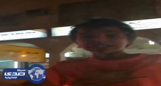 بالفيديو.. طفل يهاجم سيارة مواطنة لهذا السبب