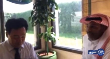 بالفيديو..  هلالي يلقن رجل أعمال كوري الشهادة