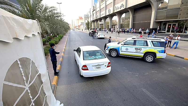 القبض على ضابط متورط في تعاطي وزراعة مواد مخدرة بالكويت.. فيديو
