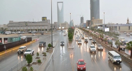 الإنذار المبكر يحذر أهالي الرياض من استمرار هطول الأمطار