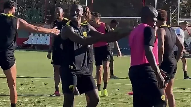 موسى ديابي يمازح كانتي: يخسر طوال الوقت! .. فيديو