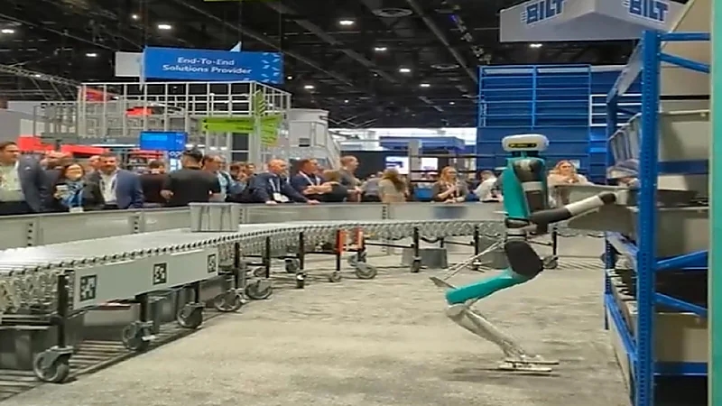 بالفيديو.. سقوط مفاجئ لروبوت أثناء استعراضه لمهاراته في العمل