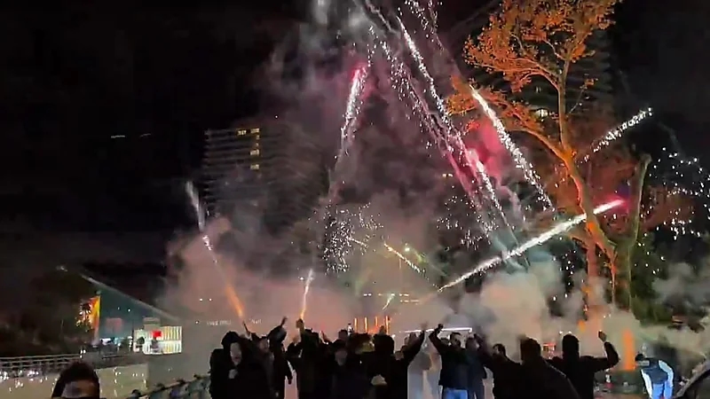 جماهير غلطة سراي تربك ليفربول بالألعاب النارية قبل المباراة المرتقبة ... فيديو