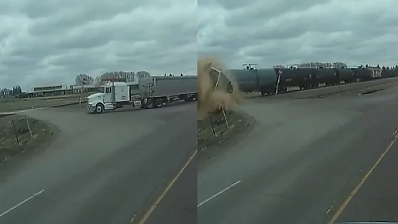 لحظة اصطدام مرعبة بين قطار شحن ومركبة .. فيديو