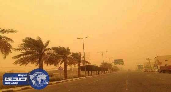 سحب رعدية ممطرة وأتربة مثارة وغبار على 3 مناطق