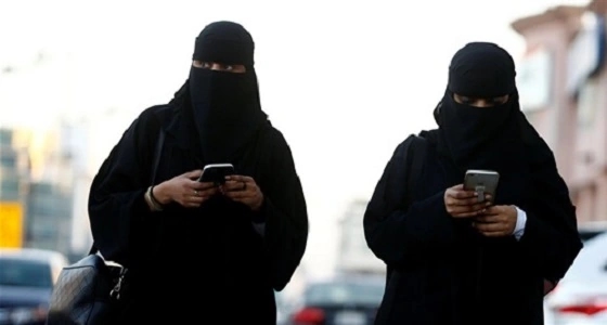 كاتبة سعودية لمعارضي الاختلاط : " بناتكم اختلطن في الإنترنت وانتهى الأمر "