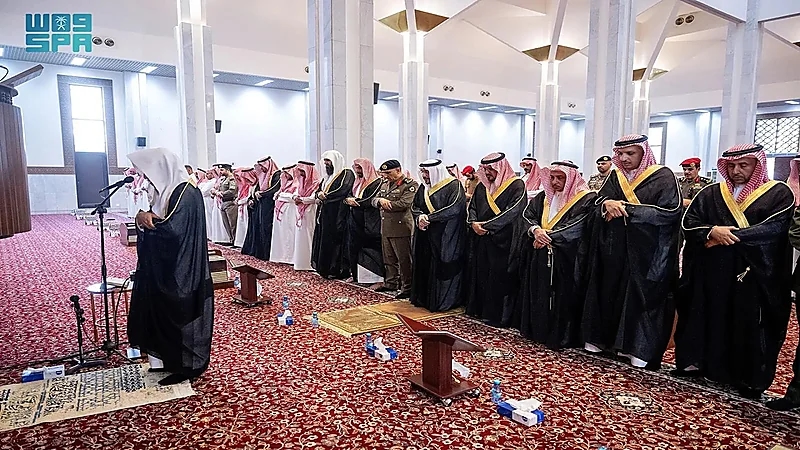 أمراء المناطق يؤدون صلاة الغائب على سماحة المفتي العام للمملكة .. صور