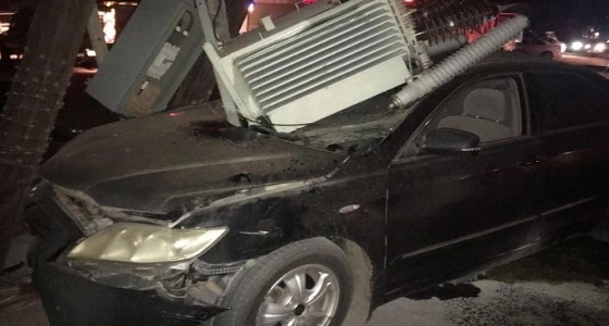 نجاة شاب من موت محقق بعد اصطدام سيارته بعمود كهرباء بالقنفذة