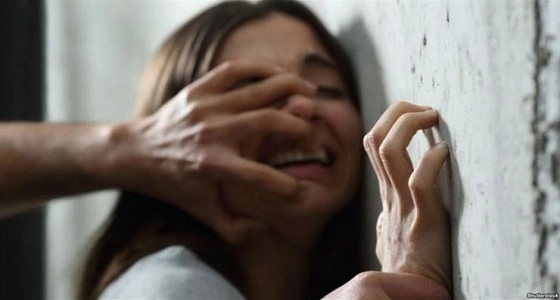أم تجبر ابنتها على ممارسة علاقة محرمة مع عشيقها