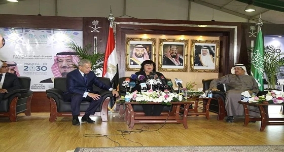 بالصور.. وزيرا الدولة السعودي والثقافة المصرية والسفير قطان يزرون جناح المملكة