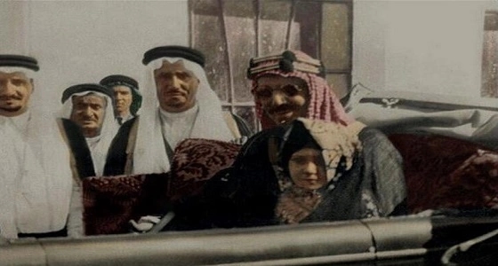صورة نادرة للأميرة الراحلة مضاوي في حضن الملك المؤسس