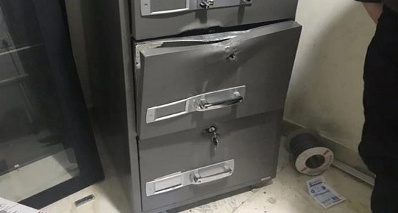 صور.. ملثمون يسطون على شركة " تأجير سيارات " بسواطير