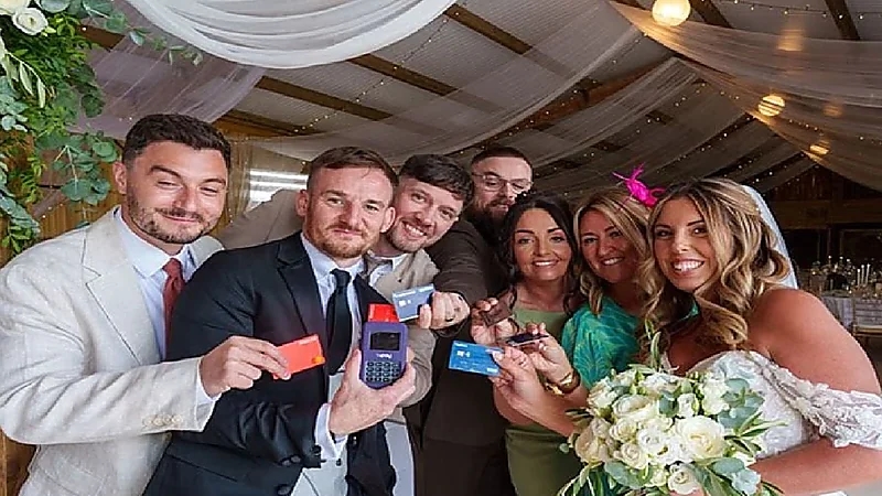 ماكينة دفع في حفل زفاف تحقق أمنية عروسين.. صور