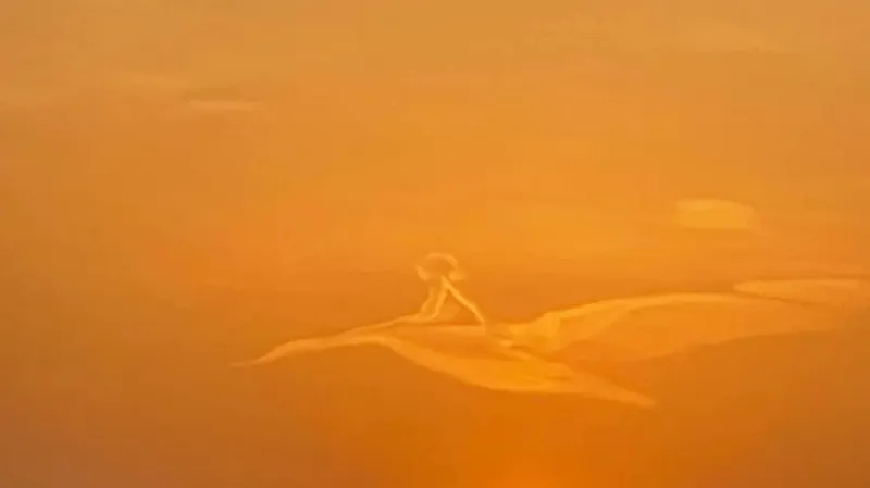 شاهد.. لقطات ساحرة لغيمة تشكلت على هيئة طفل فوق سماء الرياض