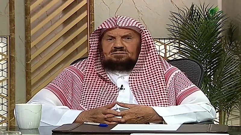 الشيخ عبدالله المنيع يوضح حكم الصلاة مع استمرار نزول الدم.. فيديو