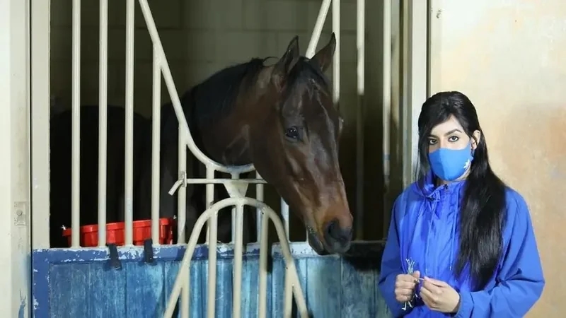 بالصور.. شابة سعودية تحصل على رخصة خيال من نادي سباقات الخيل