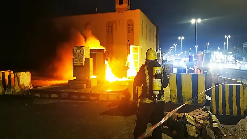 صور.. نشوب حريق في محول توزيع كهرباء بمكة