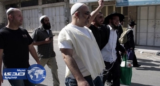 مستوطنون يعتدون على ناشط فلسطيني ويحطمون مركبة بالضفة