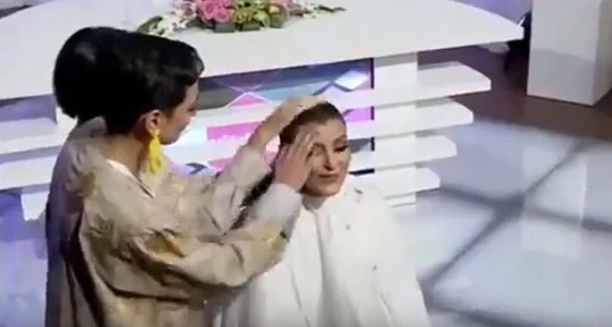 بالفيديو.. مذيعة " سيدتي " تحلق شعرها دعمًا لمريضات السرطان