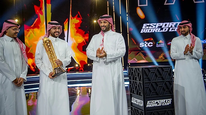 ولي العهد يُتوج "فالكونز" بلقب كأس العالم للرياضات الإلكترونية .. فيديو