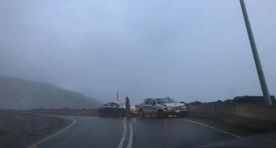 بالفيديو.. حادث انزلاق للمركبات بعقبة الصماء