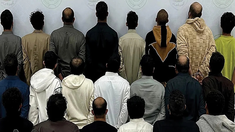 القبض على 21 شخصًا لسرقتهم المارة والمنازل باستخدام مركبات ذات تجهيزات أمنية.. فيديو