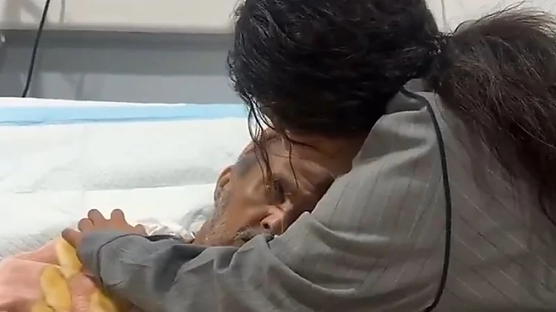 شجون الهاجري في فيديو مؤثر مع والدها المريض في أحد المستشفيات