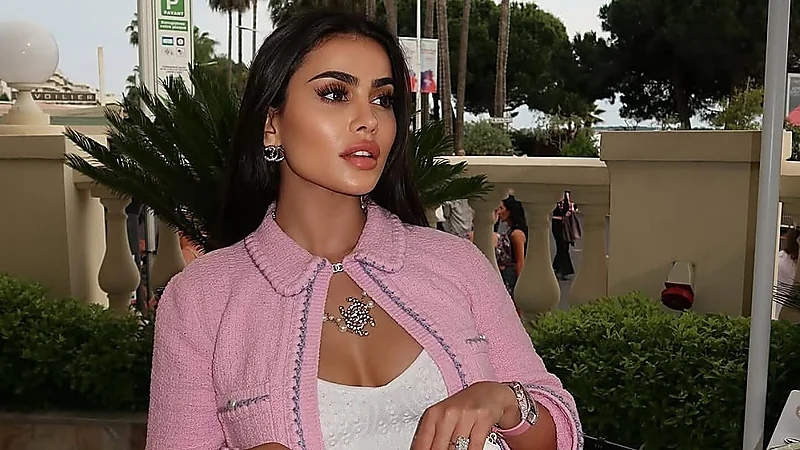 الدكتورة يومي تُجدد إعلان زواجها بلقب السيدة K وتخطف الأنظار بإطلالة فاخرة