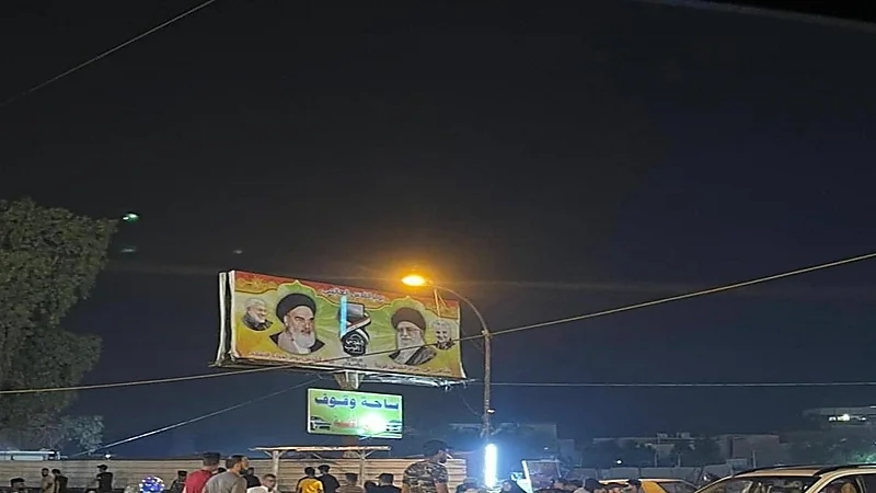 صورة خامنئي وخميني تثير استفزاز العراقيين والسلطات تدخل لإزالتها